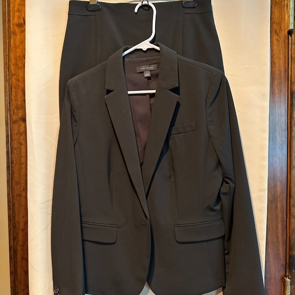 ANN TAYLOR Black 2-Piece Business Suit ~ Jacket Size 6 ~ Skirt Size 4